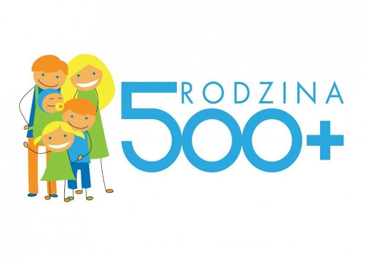 Plakat Rodzice z trójką dzieci i niebieski napis Rodzina 500+ na białym tle