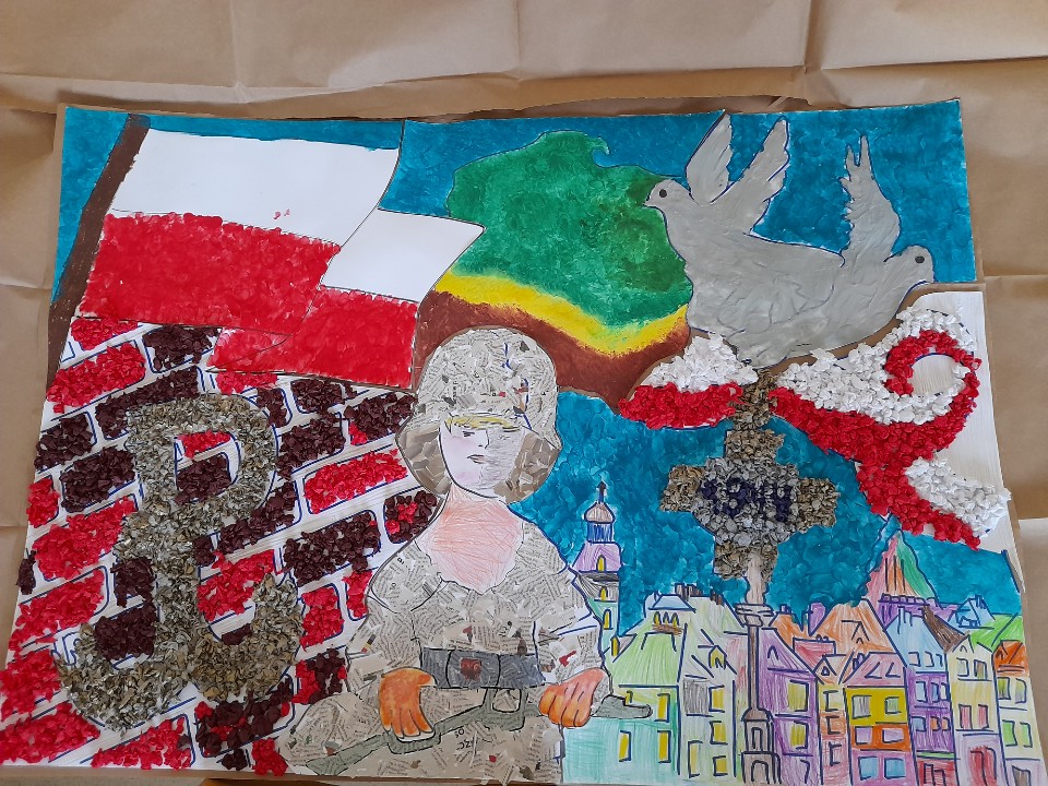 Zdjęcie plakatu wykonanego przez przedszkolaków z Chotomowa. Na obrazku mały powstaniec, flaga Polski, znak Polski Walczącej i mury miasta