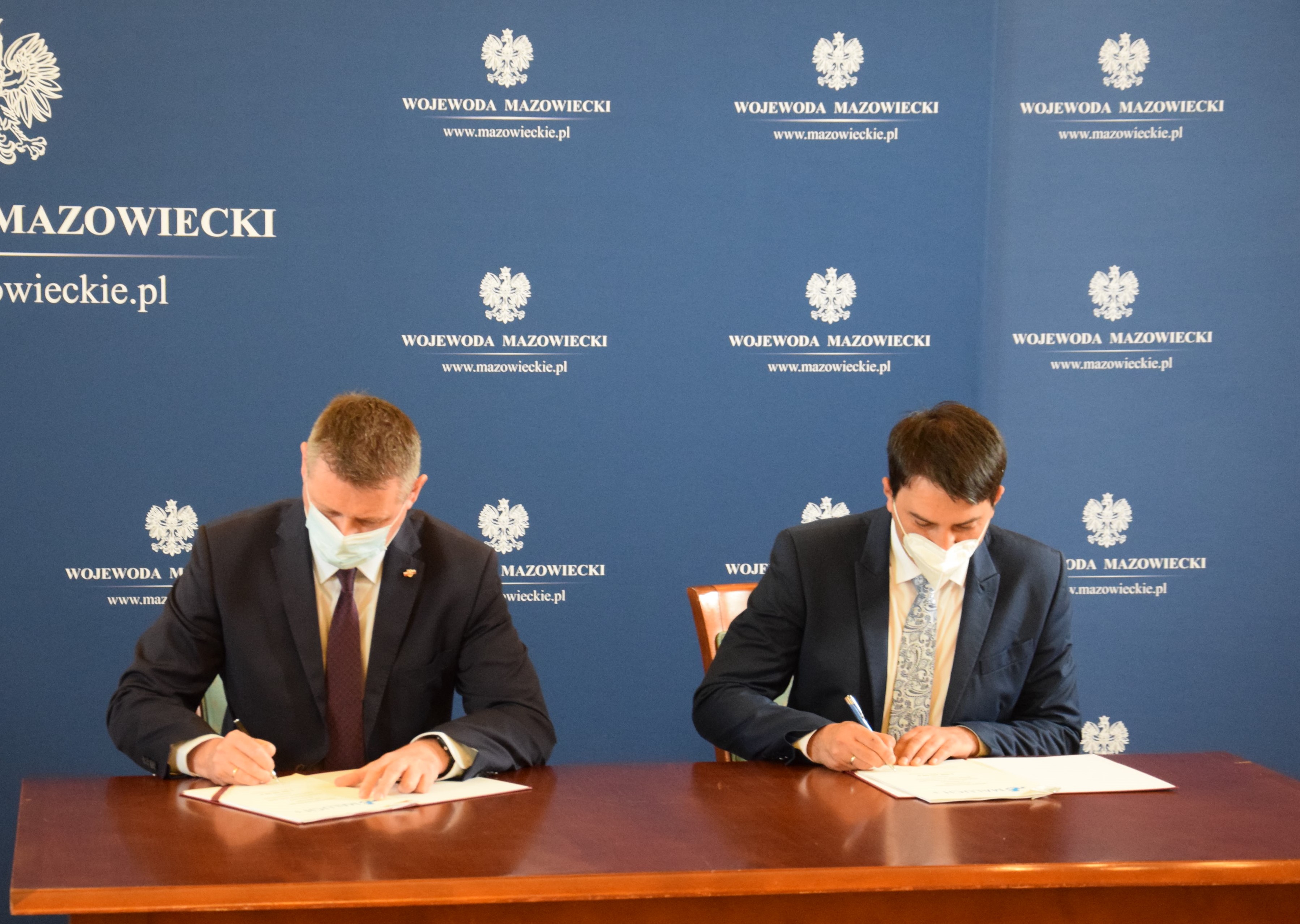Na zdjęciu Wicewojewoda Mazowieckiego Artur Standowicz i Wójt Gminy Jabłonna Jarosław Chodorski podpisują umowę.