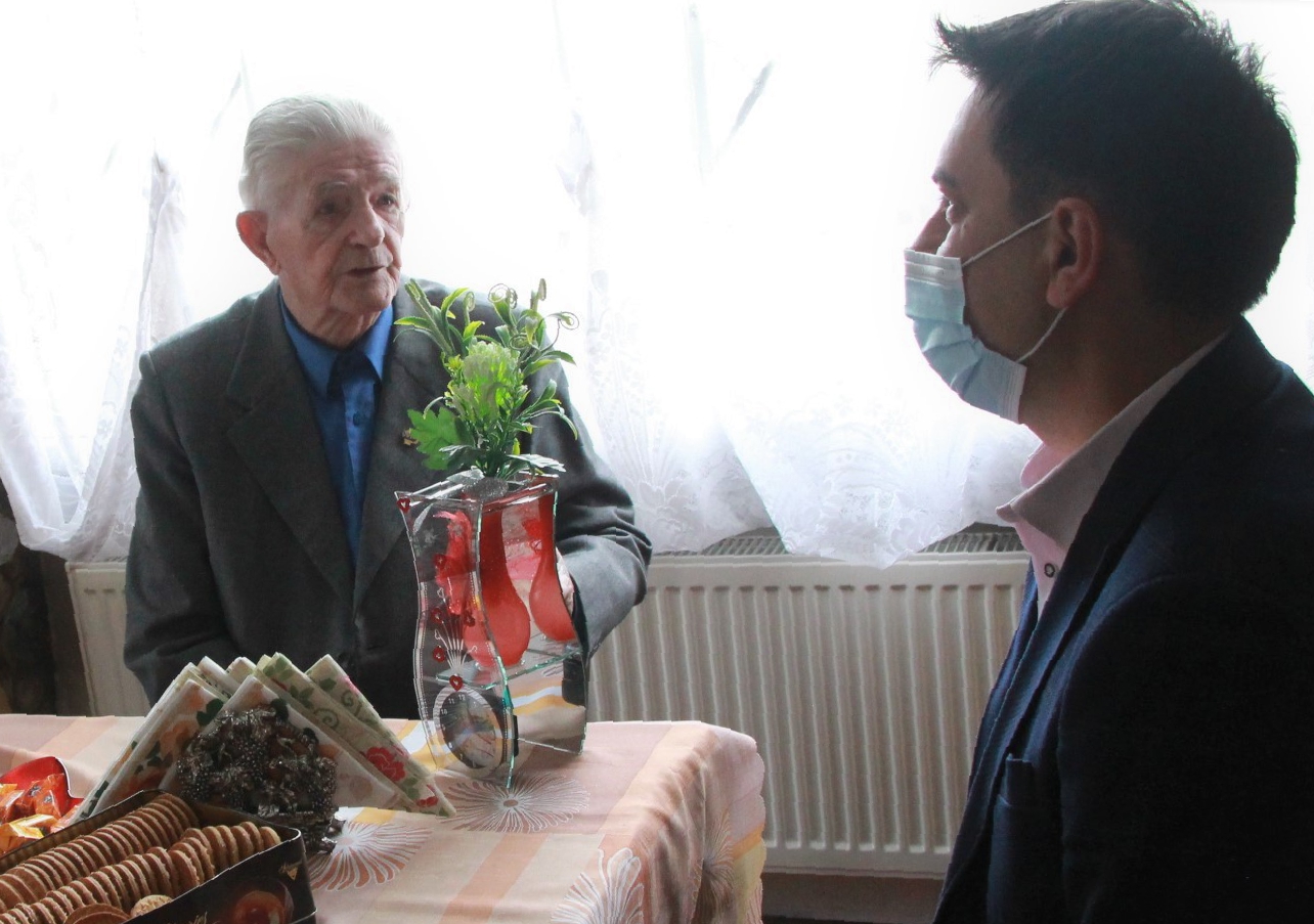 Na zdjęciu Wójt Chodorski rozmawia z Panem Edmundem Kulikowskim