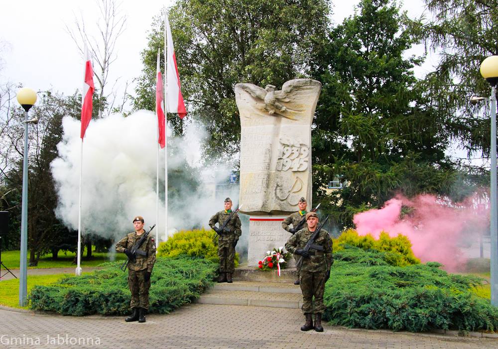 Uroczystości pod Pomnikiem Poległych Żołnierzy Wojska Polskiego i Mieszkańców Jabłonny
