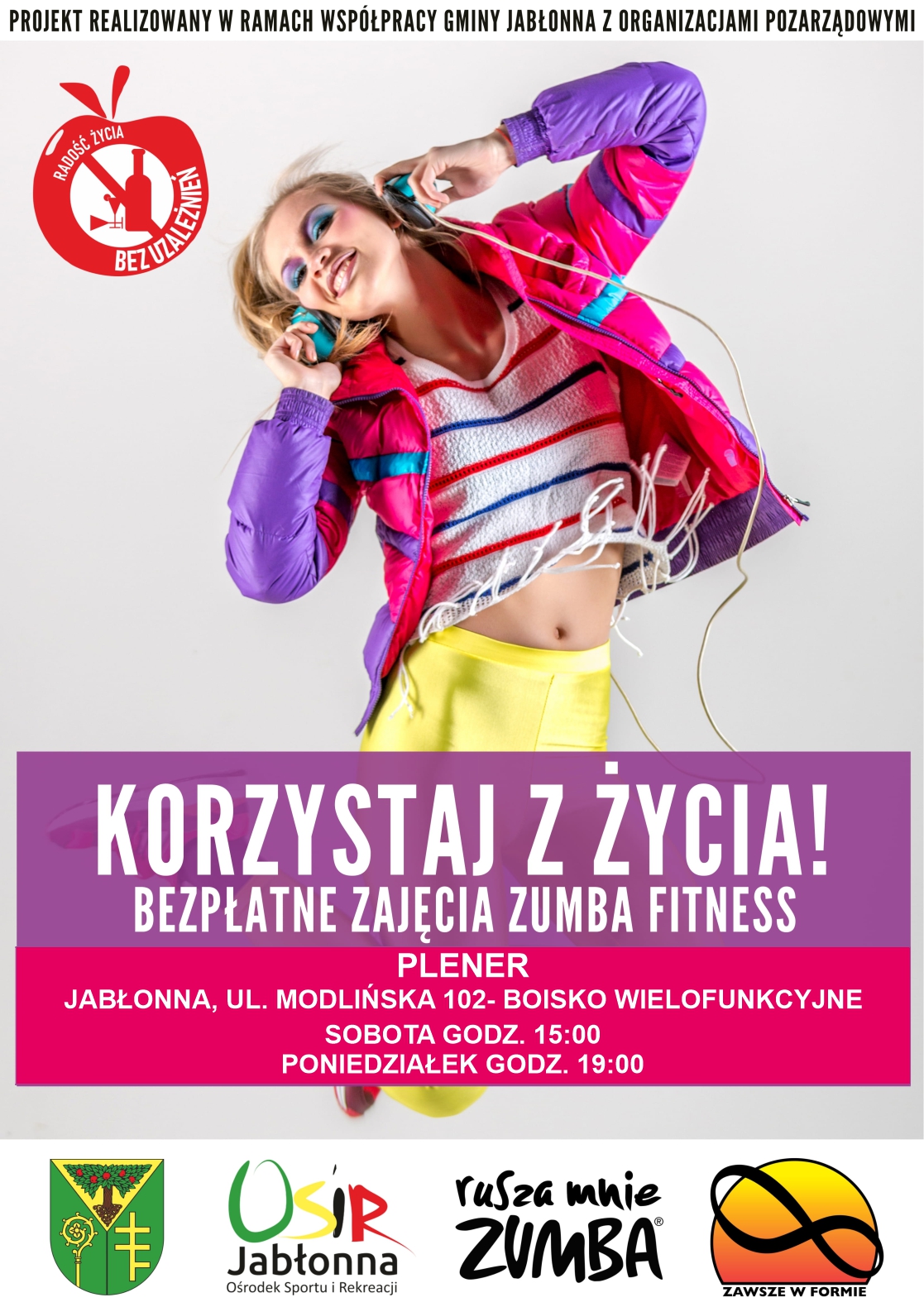Plakat informacyjny o zajęciach Zumba Fitness na zdjęciu kobieta ze słuchawkami na uszach i kolorowym stroju